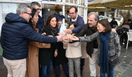 Down Coruña festeja el final de año con un brindis anticipado en la plaza de Ourense