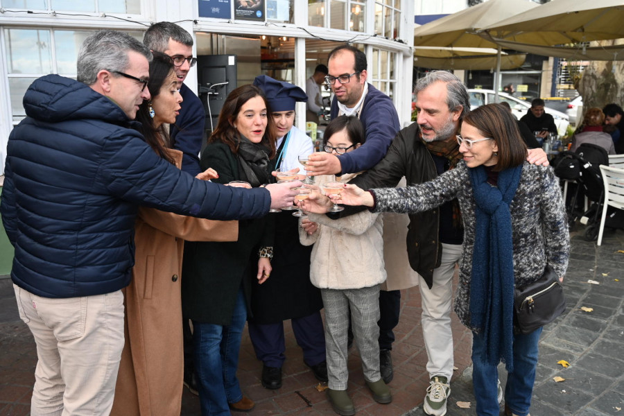 Down Coruña festeja el final de año con un brindis anticipado en la plaza de Ourense