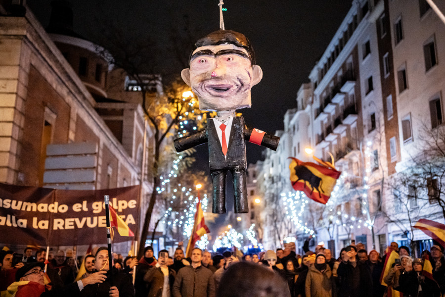 El PSOE ve delito de odio en el apaleamiento a un muñeco de Pedro Sánchez y plantea acciones legales