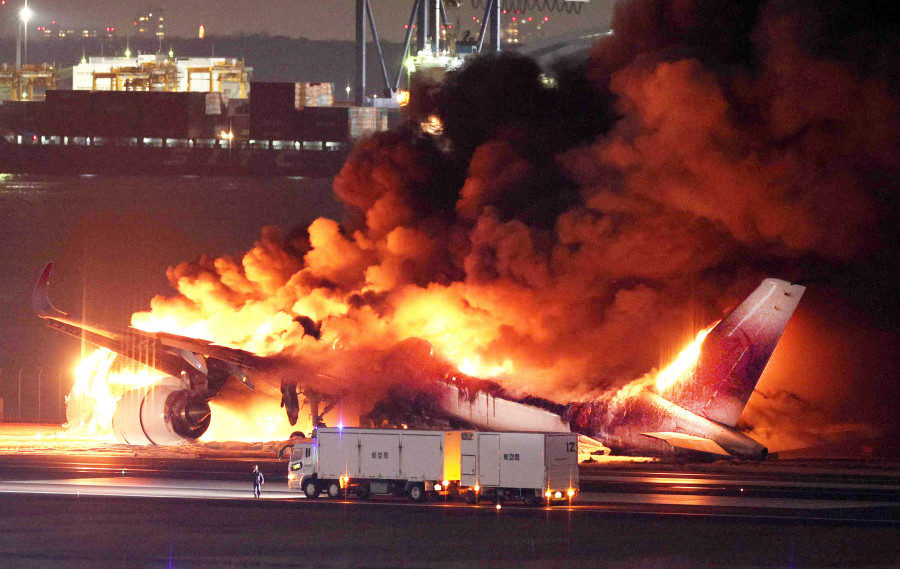 Confirman cinco muertos tras el choque de dos aviones en Tokio