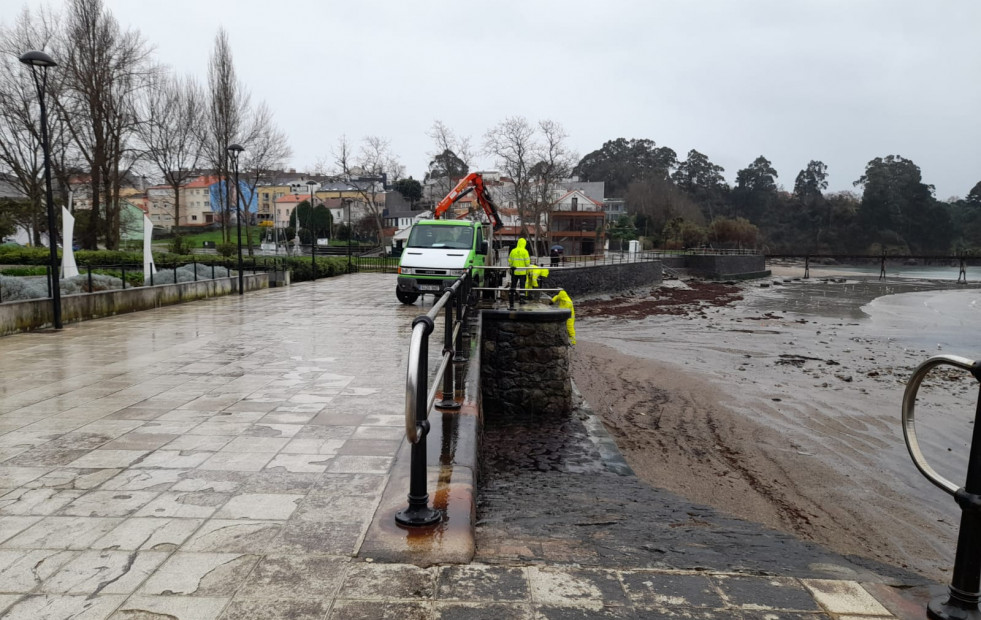 Oleiros realiza obras de reparación urgentes en el paseo de Santa Cruz