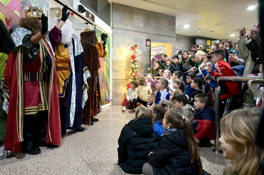 Cientos de coruñeses reciben a los Reyes Magos en Alvedro