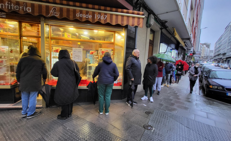 Aumentan las colas por el roscón de Reyes en A Coruña pese a la lluvia
