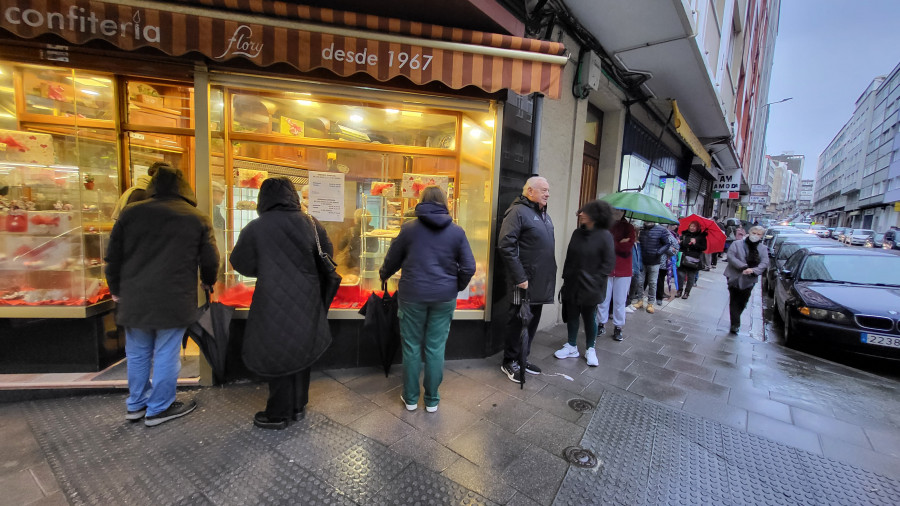 Aumentan las colas por el roscón de Reyes en A Coruña pese a la lluvia