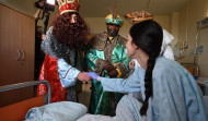 Los Reyes Magos visitan a los niños del hospital Materno Infantil