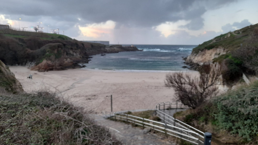 El vertido de plástico que afecta a la costa gallega llegó también a As Lapas, en A Coruña