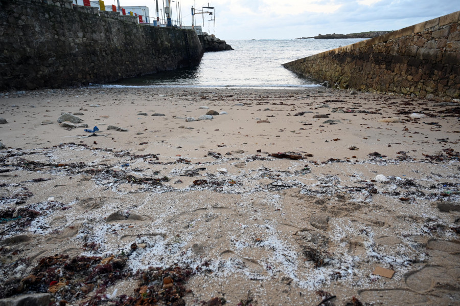 Los pellets de plástico llegan a arenales como O Portiño, Mera y Valcobo