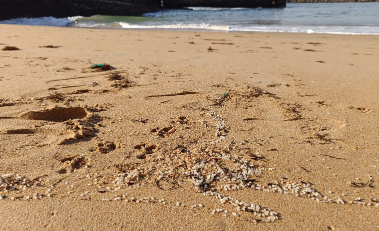 La Consellería do Mar envía a los municipios un protocolo contra los pellets de plástico del Toconao