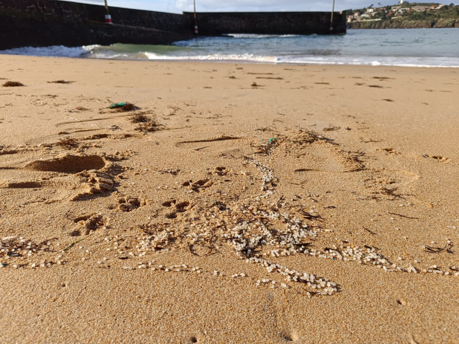 La Consellería do Mar envía a los municipios un protocolo contra los pellets de plástico del Toconao