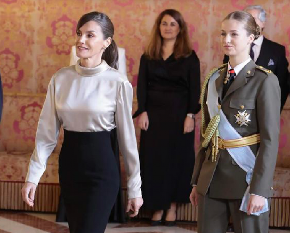 La Reina Letizia luciendo falda de Boüret