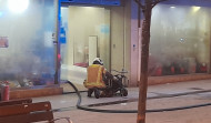 Los bomberos acuden a extinguir un incendio a un bazar de la calle Barcelona