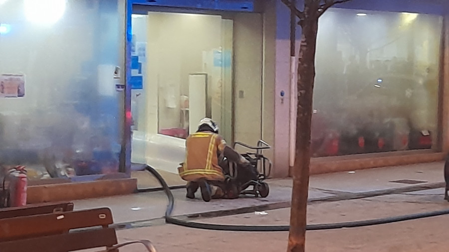 Los bomberos acuden a extinguir un incendio a un bazar de la calle Barcelona