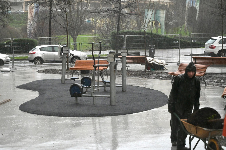 Los niños 'echan' a los mayores de la plaza Elíptica de Los Rosales