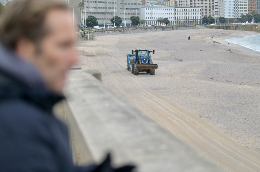 El Ayuntamiento de A Coruña recurre a máquinas para limpiar las playas de plástico