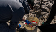 La Fiscalía abre diligencias por la marea de pellets de plástico en Galicia