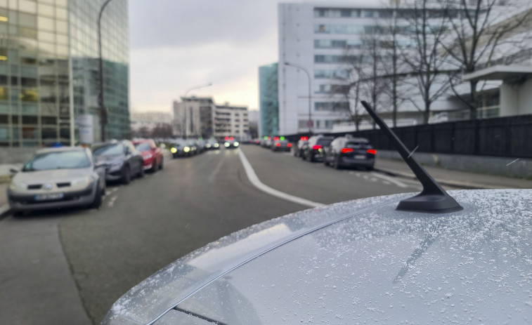 Dos muertos por hipotermia en Polonia y mil coches bloqueados por la nieve en Francia