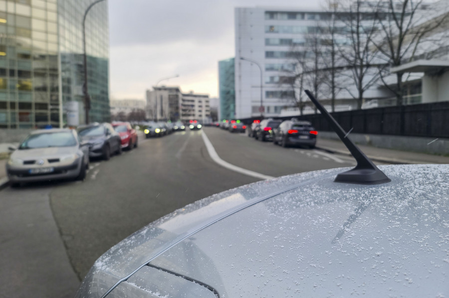 Dos muertos por hipotermia en Polonia y mil coches bloqueados por la nieve en Francia