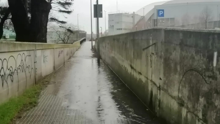 El carril bici de A Coruña que se convierte en 'piscina olímpica'