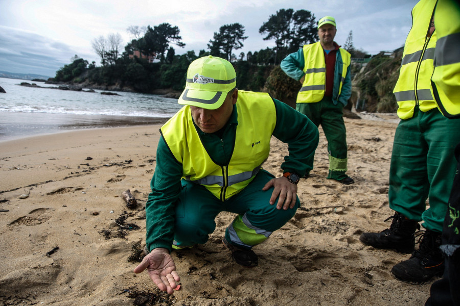 La UDC convoca a voluntarios para limpiar pellets de la playa de As Lapas
