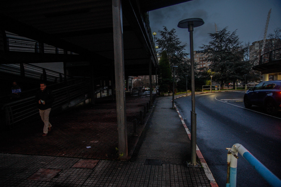 Cinco años de espera para un día de luz en las farolas del Recinto Ferial de A Coruña