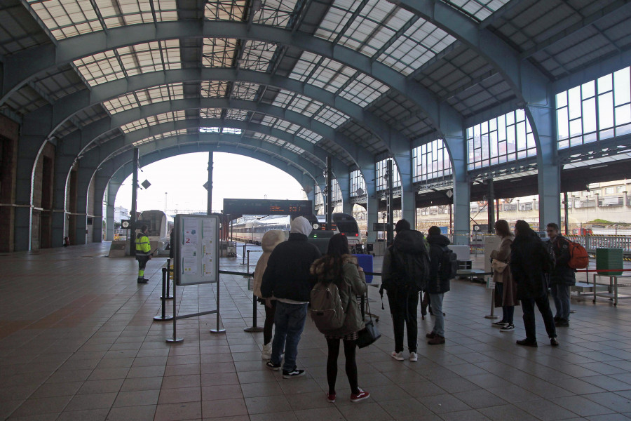 El Adif declara solventada la avería de la estación de A Coruña doce horas después de su inicio