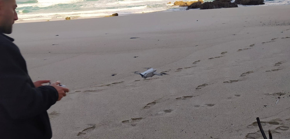 Arteixo usa un dron para detectar la acumulación de pellets en las playas