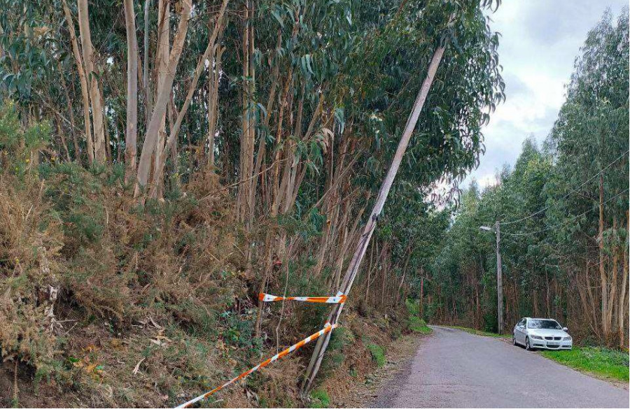 Culleredo pide a Telefónica la reparación urgente de un poste con riesgo de caída junto a una escuela infantil