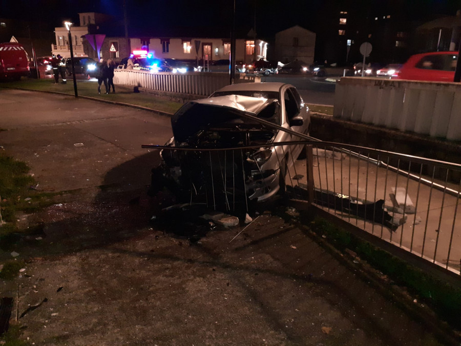 Pierde el control de su coche en O Temple e impacta contra una valla del puente sobre la ría de O Burgo