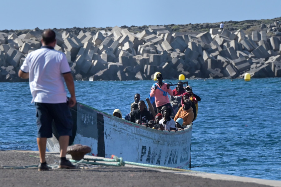 Llegan a la isla de El Hierro 449 migrantes en cuatro cayucos, entre ellos 30 menores