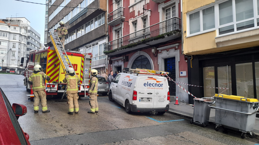 Los bomberos de A Coruña cortan la calle Bolivia para atender un incendio eléctrico