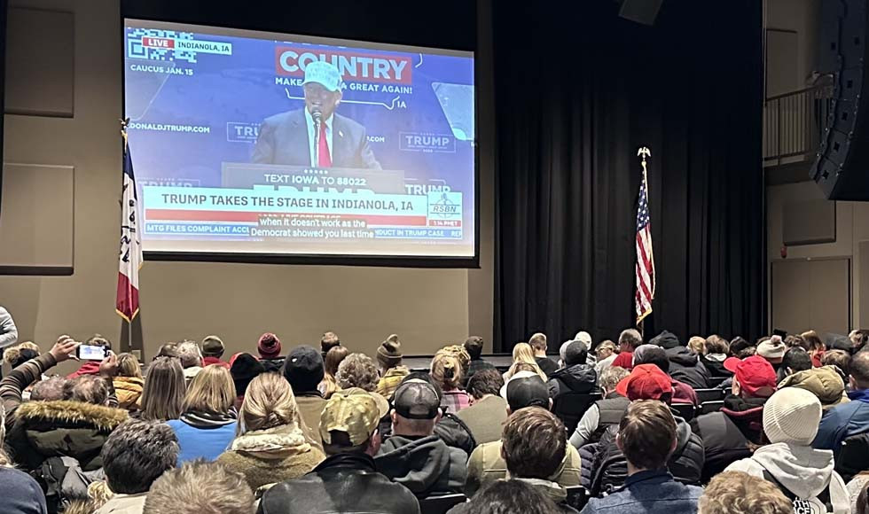 Creyentes evangélicos observan una transmisión en vivo de un evento de campaña del expresidente Donald Trump