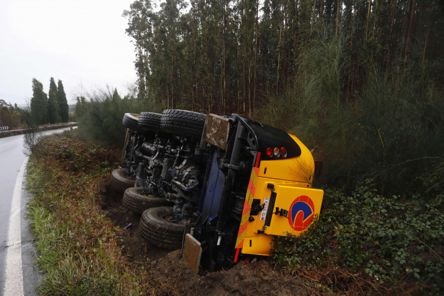 Vuelca una grúa de 35 toneladas en Feáns