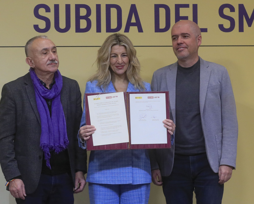 Yolanda Díaz (c), posa con los secretarios generales de CCOO, Unai Sordo (d), y UGT, Pepe Álvarez