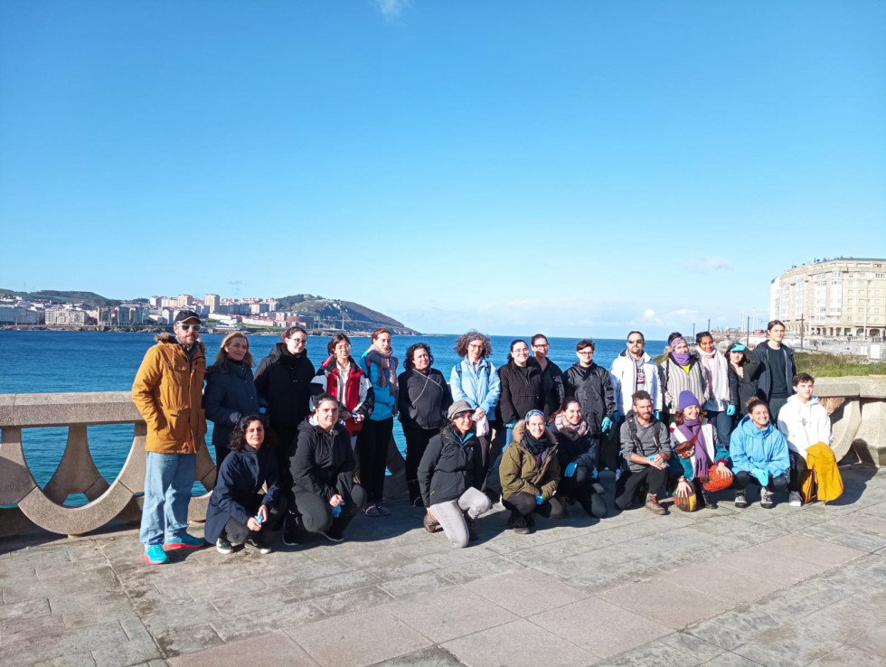 La UDC reúne voluntarios para limpiar de pellets la playa del Matadero