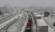 La borrasca Juan deja lluvias abundantes y cientos de conductores atrapados por la nieve