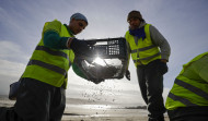 El operativo de la Xunta recoge más de 3.450 kilos de pellets y 9.600 kilos de otros plásticos de la costa
