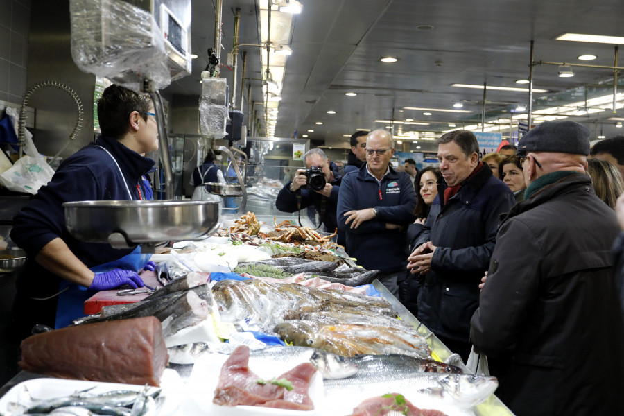 Luis Planas reivindica en la plaza de Lugo la importancia del mercado de proximidad