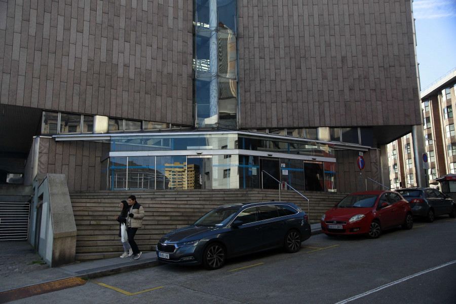 Un maltratador cambia de género y elude ser juzgado en A Coruña por violencia contra la mujer