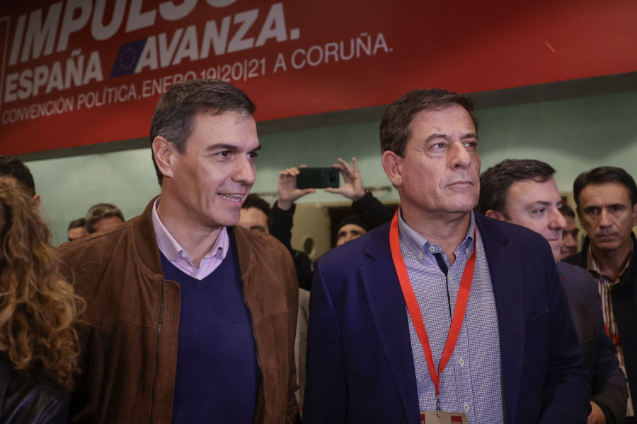 Sánchez da un paseo con Besteiro a su llegada a la convención del PSOE en A Coruña