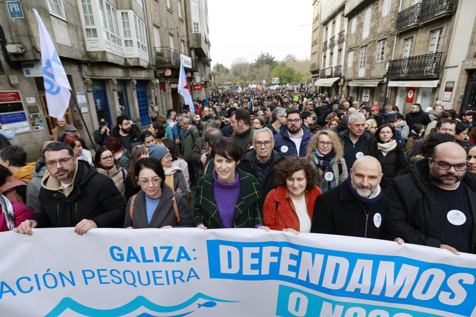 Ana Pontón, con otros dirigentes del BNG Manifestación en defensa del mar en Santiago de Compostela @EFE Lavandeira jr (5)