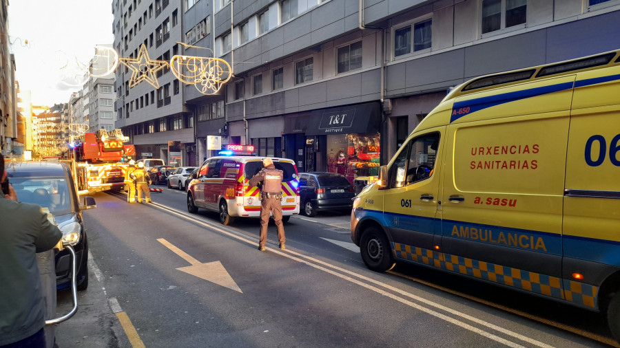 Cortan al tráfico la avenida de Finisterre por un incendio en el número 233