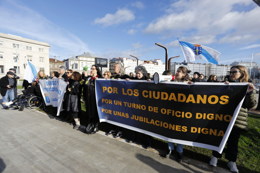 Medio centenar de abogados del turno de oficio protesta en A Coruña ante Pedro Sánchez