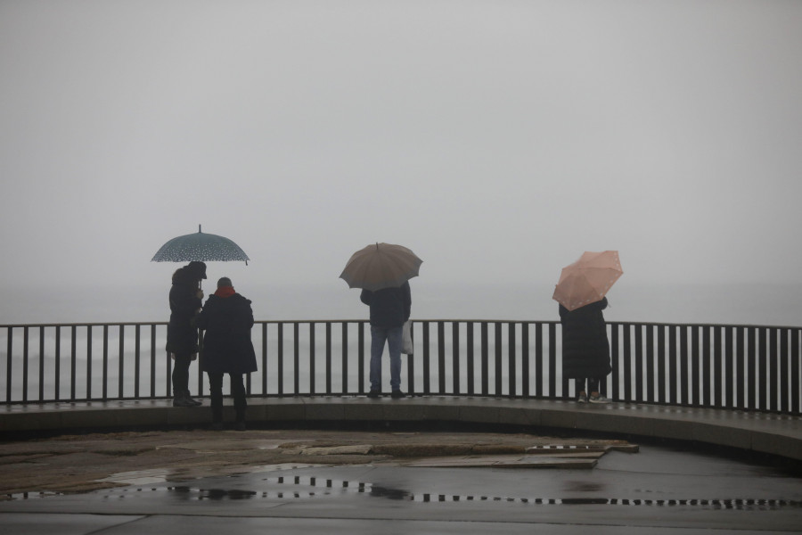 El mal tiempo prolonga la alerta naranja en la costa de A Coruña hasta la tarde de este martes