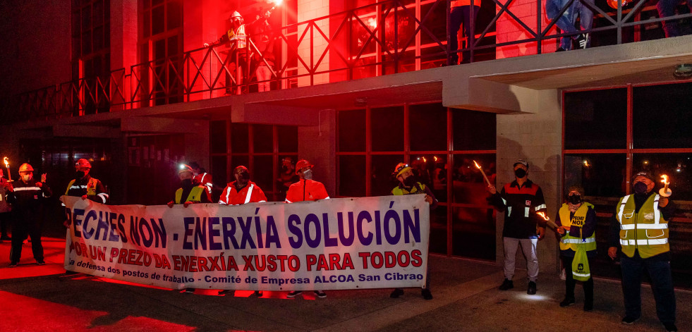 Los trabajadores creen que Alcoa quiere cerrar la fábrica de San Cibrao