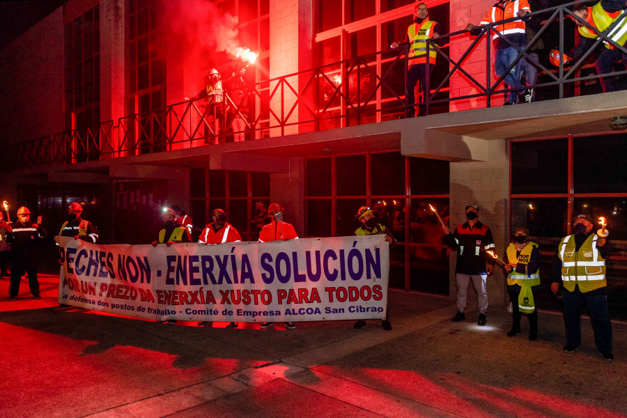 Los trabajadores creen que Alcoa quiere cerrar la fábrica de San Cibrao