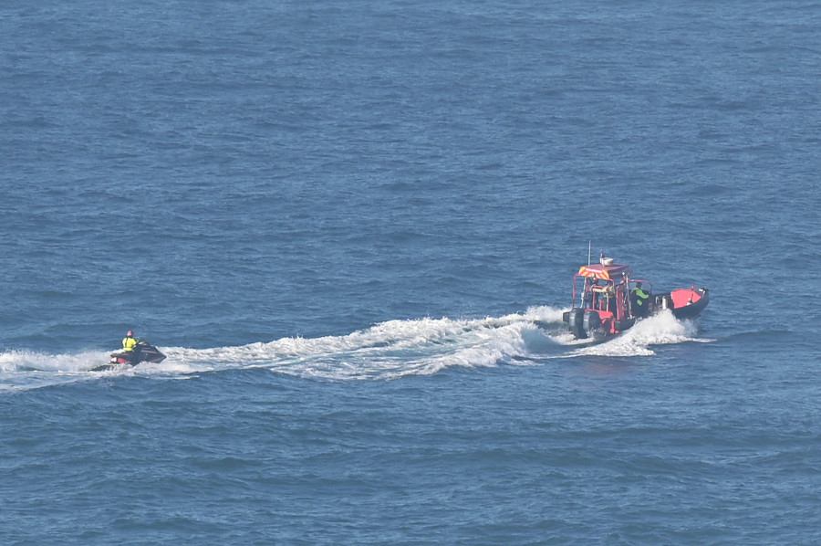 Una boya en la bahía del Orzán activa la respuesta de los bomberos de A Coruña