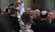 Dos jóvenes protestan en la misa del papa contra las corridas de toros