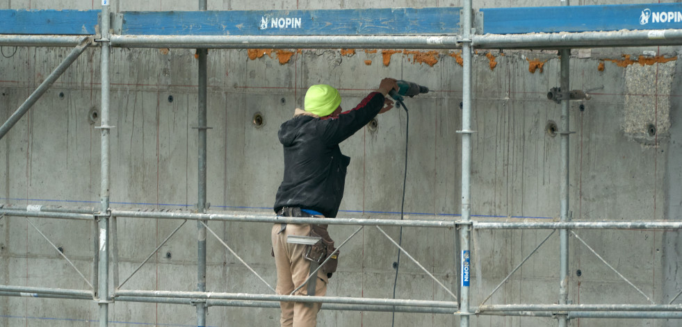 El salario medio bruto en  Galicia sube un 4,7% en 2023,  hasta los 2.136 euros al mes