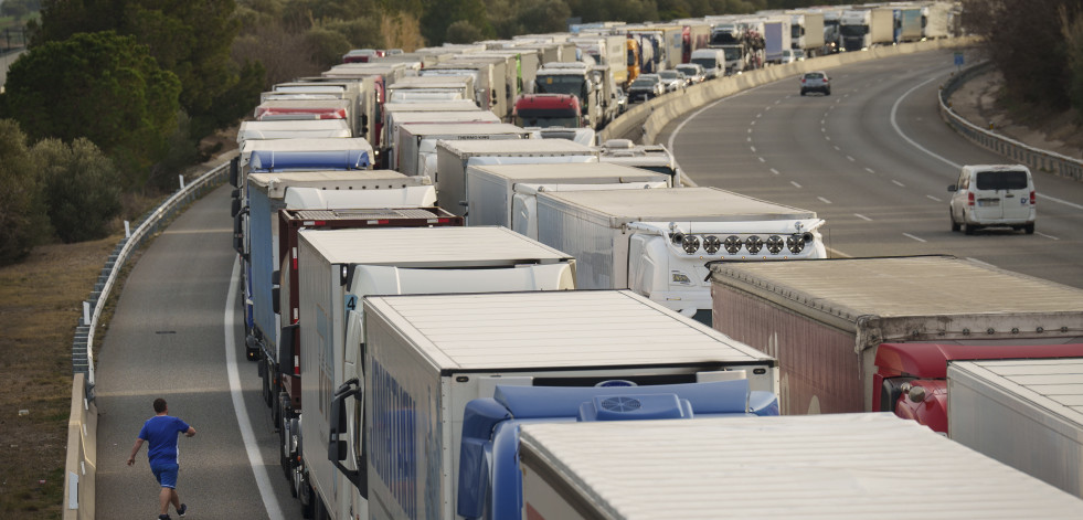 Reabierta la autopista entre España y Francia tras quedar cientos de camioneros bloqueados