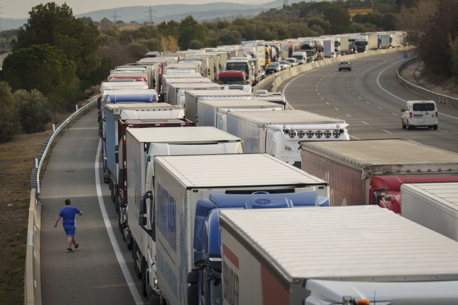 Reabierta la autopista entre España y Francia tras quedar cientos de camioneros bloqueados